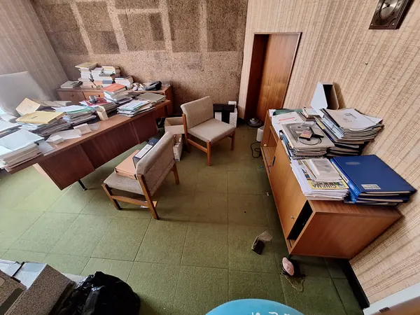 Offices and workshop before a commercial clearance