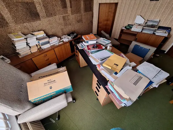 Offices and workshop before a commercial clearance