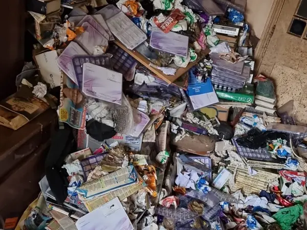 Lounge under waist-deep clutter